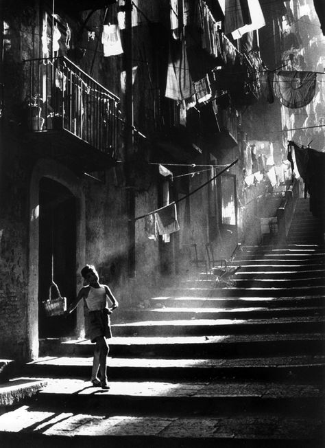 Napoli © Piergiorgio Branzi Piergiorgio Branzi, Vintage Foto's, Bw Photography, Light Rays, Foto Art, White Picture, Jolie Photo, Black White Photos, Street Photo