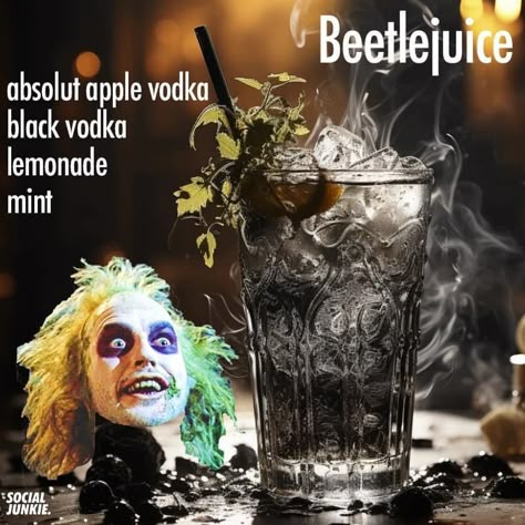 Christmas Horror Movies, Bartender Drinks Recipes, Apple Vodka, Spicy Drinks, Halloween Drinks Alcohol, Bartender Drinks, Alcholic Drinks, Christmas Horror, Cocktail Drinks Alcoholic