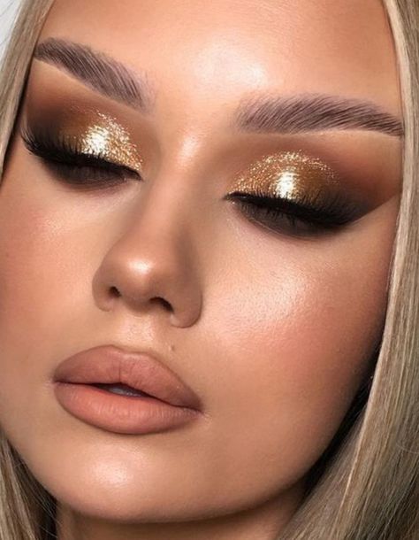 Smoky Gold Makeup, Gold Dress Makeup Look, High Glam Makeup, Make Up Dorado, Golden Smokey Eye Makeup, Smokey Glam Makeup, Gold Dress Makeup, Gold Glam Makeup, Gold Glitter Eye Makeup