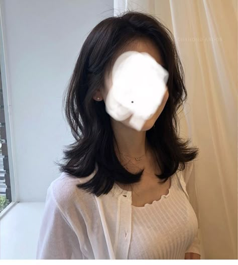 Medium Layered Asian Hair, Modicum Length Hair, Asian Mom Haircut, Asian Haircut Medium Layered Curtain Bangs, Hushcut Haircut Short, Haircut Inspo Shoulder Length, Hush Cut Shoulder Length, Korean Wolf Cut Hair Medium, Medium Length Haircut With Layers Wolfcut