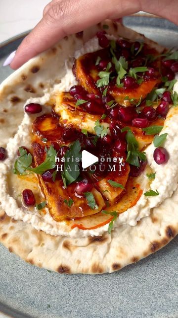 Elizabeth (Lilly) Assender on Instagram: "Harissa honey halloumi flatbreads 😮‍💨

I’ve been making these on REPEAT so so sooo yum! 

Ingredients 
1 flatbread, I used @mydelikitchen greek style flatbread 
Halloumi 
Honey 
Roughly 1 heaped tsp harissa @bartingredients 
Hummus 
Pomengrate seeds 
Fresh parsley 
Optional: more honey to drizzle over 

#halloumi #quicklunch #lunchideas #flatbreads" Hot Honey Halloumi Flatbread, Hot Honey Halloumi, Halloumi Pizza, Halloumi Flatbread, Harissa Halloumi, Greek Style Flatbread, Honey Halloumi, Hummus Flatbread, Flatbread Appetizers