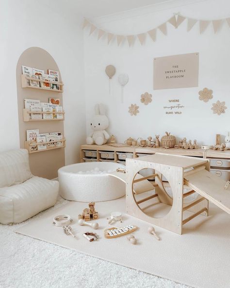 Playroom For Newborn, Book Shelf Toddler Room, Minimalist Play Area, Neutral Toy Room, Baby Play Room Ideas Girl, Toy Room Aesthetic, Boho Toy Room, Book Shelf Baby Room, Toy Room Rug