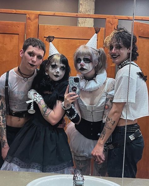 Clown Couples Costumes, Emo Clown Aesthetic, Dark Clown Aesthetic Outfit, Clown Group Costume, Art The Clown Cosplay, Class Clown Aesthetic, Aesthetic Clown Costume, Clown Pose Reference, Halloween Clown Outfit