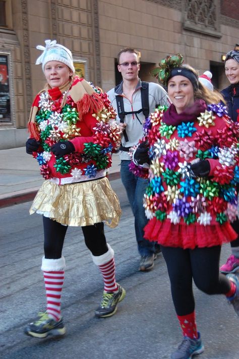 Something to do with all those bows after Christmas! Twister Costume, 5k Costume, Gift Costume, Ugly Sweater Diy, Race Outfit, Diy Ugly Christmas Sweater, Xmas Outfit, Ugly Outfits, Ugly Holiday Sweater