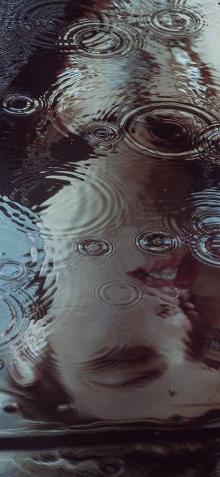 Water Reflection Aesthetic, Reflection In Water Photography, Reflection Pictures Ideas, Water On Mirror Photography, Reflection Self Portrait, Mirror Water Photography, Water Refraction Photography, Water Reflections Art, Water Mirror Photography