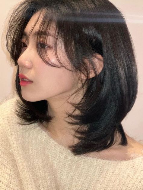 voluminous layered shoulder length hair with side bangs Korean Hair Shoulder Length, Layered Shoulder Hairstyles, Lob Haircut Layered Face Framing, Short Soft Layers, Medium Length Soft Layers, Mid Hair Cuts For Women, Mid Length Hair Cuts With Layers, Shoulder Length Hair Layered, Layered Short Hair Shoulder Length