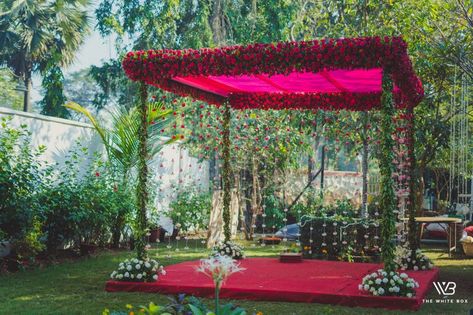 Photo of Minimal floral decor at a mandap Mandap Design Minimal, Minimal Mandap Decor, Simple Mandap Decor Indian, Muhurtham Decor, Mehndi Backdrop, Vidhi Mandap, Kolka Design, Indian Wedding Decorations Receptions, Mandap Design