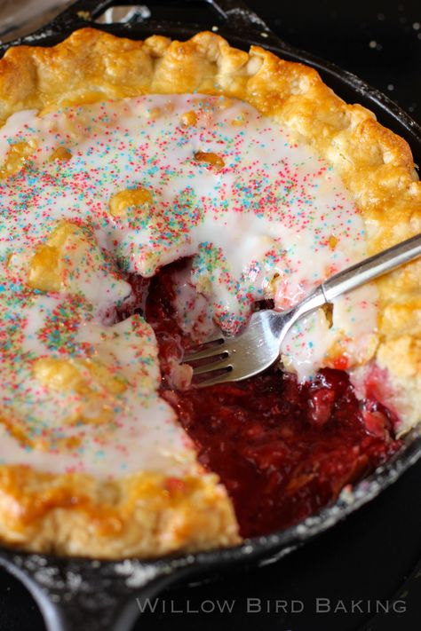 Strawberry Pop-Tart Pie I'd probably never make this but I can't resist saving the recipe. Pop Tart Pie, Strawberry Pop, Tart Pie, Strawberry Pop Tart, Summer Pie, Pop Tart, Baking Sweets, Pie Dessert, Yummy Sweets