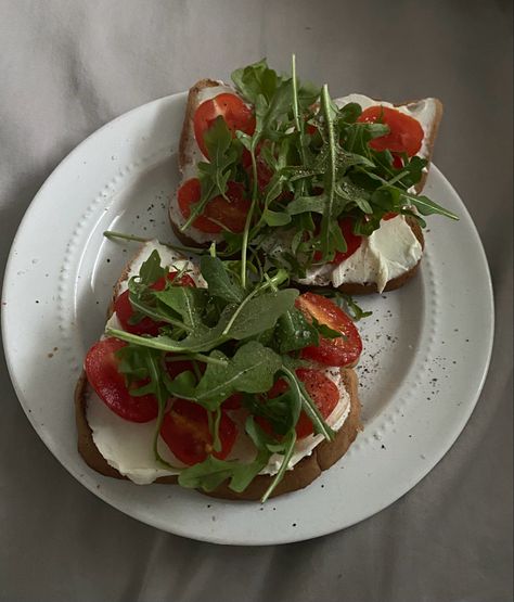 Tomato Toast Aesthetic, Healthy Toast Aesthetic, Cream Cheese Toast Aesthetic, Easy Breakfast Ideas Aesthetic, Toast Ideas Cream Cheese, Toast Ideas Aesthetic, Healthy Meal Inspo Breakfast, Low Calorie Breakfast Aesthetic, Breakfast Inspo Aesthetic