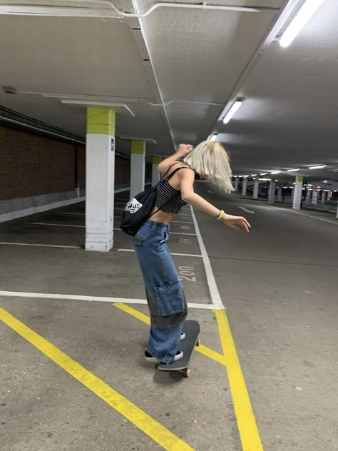 Skateboard Aesthetic Girl, Girl Skateboarding Aesthetic, Summer Outfits Skater, Skater Aesthetic Girl, Skater Style Girl, Skater Aesthetic Outfits, Stile Ragazza Skater, Skater Pics, Skater Girl Vibes