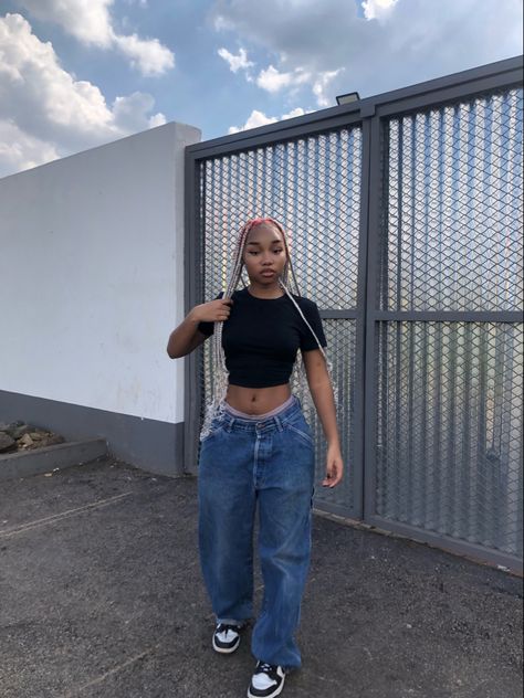 Posing Like A Baddie, Baddie Outfits Casual Street Style Swag, Dope Fashion Outfits, Streetwear Girl, Modesty Outfits, Effortlessly Chic Outfits, Outfit Inspo Casual, Simple Outfit, Classy Casual Outfits