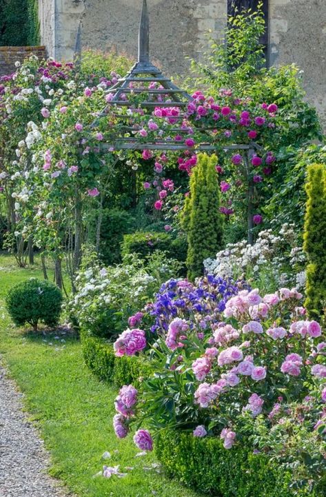 French Cottage Garden, French Garden Design, Hill Garden, Garden Nails, Rose Garden Design, My French Country Home, French Country Garden, French Country Home, Aesthetic Garden