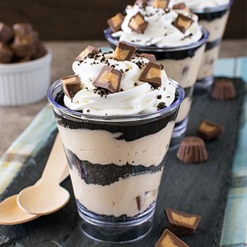 Photo of No Bake Peanut Butter Fudge Cheesecake Parfaits No Bake Peanut Butter Fudge, Mini Dessert Easy, Fudge Cheesecake, Cheesecake Parfait Recipes, Breakfast Parfait Recipes, Jar Desserts, Mini Dessert Recipes, Dessert Cups Recipes, Mason Jar Desserts