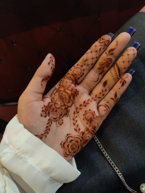 Palm Henna Aesthetic, Henna Inside Palm, Henna On Palm Simple, Henna Tattoo Designs Palm, Henna On Palm, Inner Palm Henna, Palm Mendhi, Simple Palm Henna, Henna Design Palm