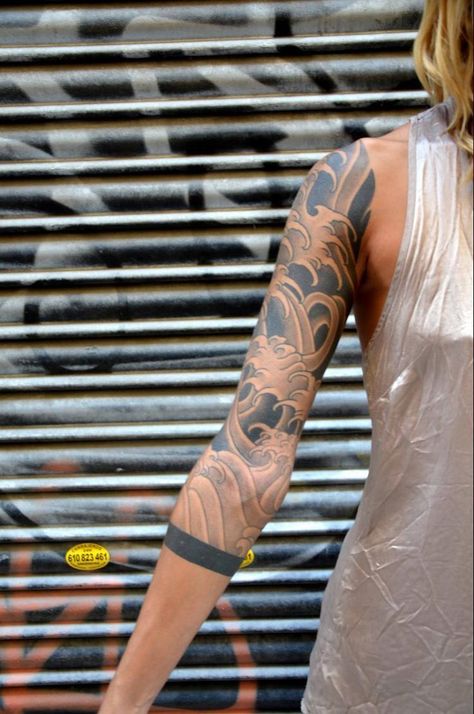 Beautiful simplistic asian half sleeve Velociraptor Tattoo, Tattoo Wave, Mangas Tattoo, Muster Tattoos, Nautical Tattoo, Geniale Tattoos, Japanese Waves, Japanese Sleeve, 1 Tattoo