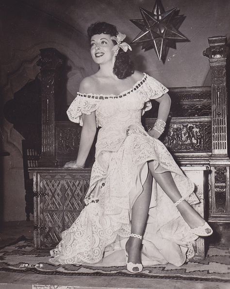 Mexican Vintage. I love the dress. 50s Mexican Fashion, 1920s Mexican Women, 1930s Mexican Fashion, 1950s Mexican Fashion, Mexican 70s Fashion, 1920s Mexican Fashion, Vintage Mexican Wedding Dress, Vintage Mexican Fashion, Mexican Coquette