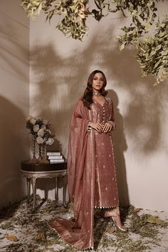 Tissue Material Dress, Tissue Suits Design Pakistani, Salwars Design, Dholki Outfit, Rose Gold Outfit, Eid Clothes, Casual Bridal Dress, Rose Gold Clothes, Rose Gold Fabric