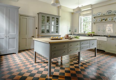 Georgian Kitchens: Get The Look British Kitchen Design, English Kitchens Design, Georgian Kitchen, Plain English Kitchen, Traditional Architect, British Kitchen, 1920s Interior Design, Bespoke Kitchen Design, Plain English