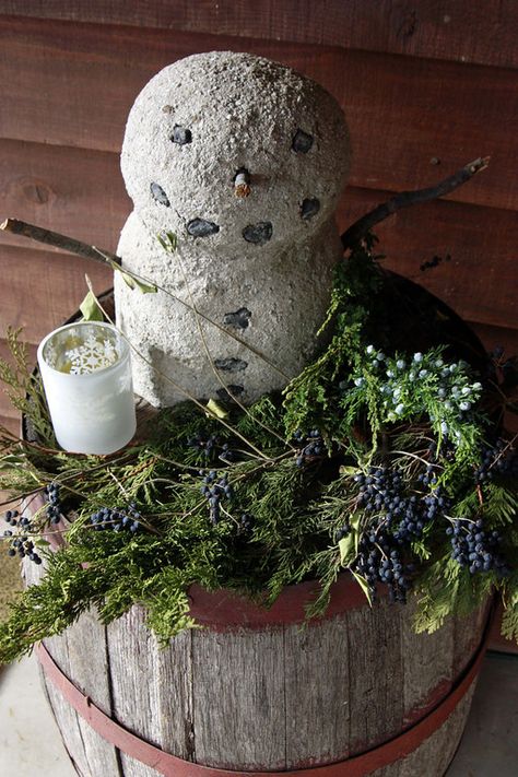 Do you want to build a (concrete) snowman? Primitive Crocks, Outdoor Snowman, Concrete Creations, Primitive Snowman, Snowman Snow, Snow People, Primitive Santa, Blue Photography, Country Gardens