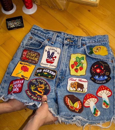 Iron On Patch Ideas Clothes, Denim Patches Diy, Patched Jeans Diy, Shorts With Patches, Diy Cardigan, Patch Ideas, Patch Pants, Cool Denim, Patches Shirt