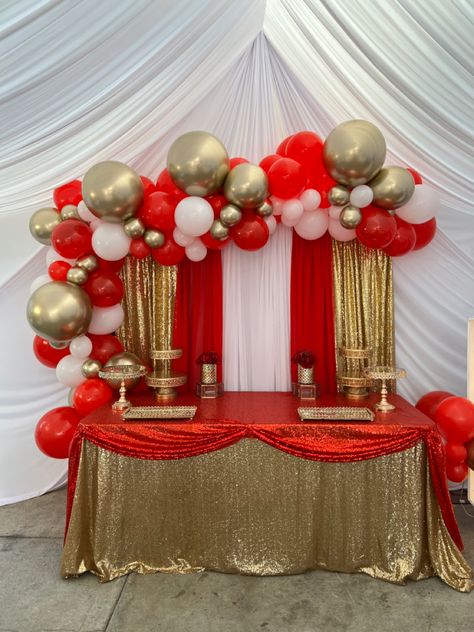 Red, white, and gold birthday party theme. Balloon garland dessert table setup. Ig @chicpinkpetals_de 50th Birthday Red And Gold, Red And Golden Birthday Decorations, Red And Gold 80th Birthday Party, Red Theme Birthday Decorations, Red And Gold Anniversary Decorations, Red Gold Birthday Theme, Red And Gold Birthday Table Decorations, Red White Gold Decorations Party, Red White Gold Balloon Arch