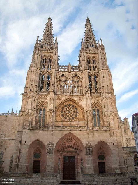 Fotos del exterior de la catedral de burgos Gothic Cathedrals, Gothic Church, European Architecture, Historical Place, Burgos, Santa Maria, Barcelona Cathedral, Monument, Favorite Places