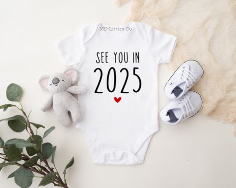 See you in 2025 Simple Pregnancy Announcement Onesie® ❣️HOW TO ORDER -Choose your size and style from the drop down menus (available sizes and styles are listed in the photos) -Add listing to your cart -Double check your address and make sure it is correct when going through checkout ✨IMPORTANT ONESIE® INFO I use Gerber onesies®, which can run small. I would suggest sizing up for your little to have more room. If the size and style you order is out of stock, I will do my best to fill your order using a different brand. If brand is important to you, please message me before ordering, and I will be happy to tell you what I will use for your order! 📦SHIPPING AND RUSH OPTIONS For US orders, I offer faster shipping options. This does not speed up production. If you would like your order rushed Pregnancy Announcement April 2025, 2025 Pregnancy Announcement, Pregnancy Announcement February 2025, Baby 2025 Announcement, Baby Announcement 2025, 2025 Baby Announcement, Pregnancy Announcement For Kids, Baby Announcement Onsies Ideas, Baby Onesies Announcement