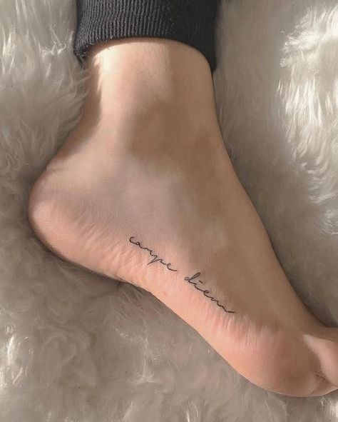 Places For A Tattoo, Wörter Tattoos, Small Foot Tattoos, Ankle Tattoos For Women, Foot Tattoos For Women, Small Girl Tattoos, Discreet Tattoos, Foot Tattoo, Friend Tattoos