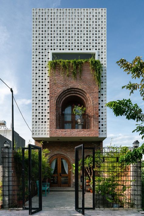 the long and narrow family residence has been designed to bring inhabitants closer to nature. Architecture Cool, Arc Design, Narrow House, Brick Architecture, Exterior Home, Brick Facade, Design Exterior, Building Facade, Architect House