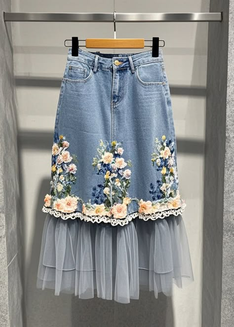 Creative Jeans, Flower Patchwork, Funky Dresses, Quilted Skirt, Repurposed Clothing, Fashion Drawing Dresses, Diy Fashion Clothing, Denim Crafts, Denim And Lace