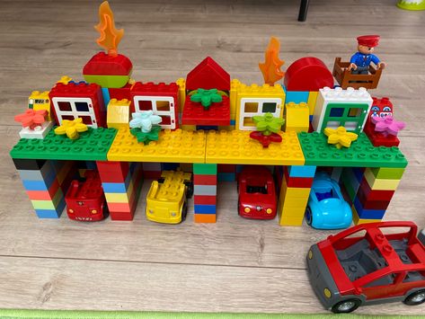 Lego Duplo Ideas Buildings, Duplo House Ideas, Lego Creative Ideas, Duplo Lego Ideas, Duplo Building Ideas, Lego Duplo House, Lego Duplo Building Ideas, Duplo Builds, Duplo Creations