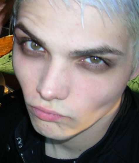 White hair Gerard way duckface Gerard Way Black Parade, Gerald Way, Emo Men, I Love Mcr, Duck Face, Black Parade, Mikey Way, Frank Iero, Emo Bands