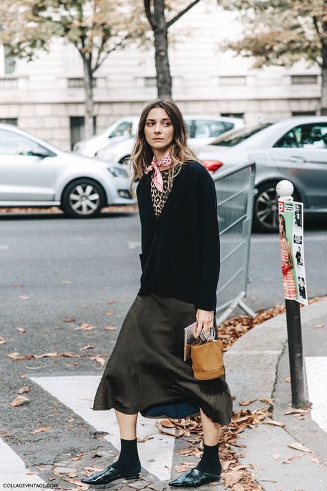 Loafer Styling, Women Office Outfits, Street Style 2016, Moda Paris, Maxi Cardigan, Paris Fashion Week Street Style, 2021 Fashion, Street Style Winter, Paris Street Style