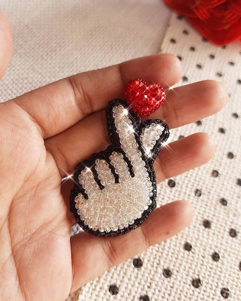 Embroidered Beaded Earrings, Beads Crafts Ideas, Handmade Brooches Ideas, Beaded Brooch Diy, Diy Patches Embroidery, Korean Heart, Diy Brooch, Bead Brooch, Simple Hand Embroidery Patterns