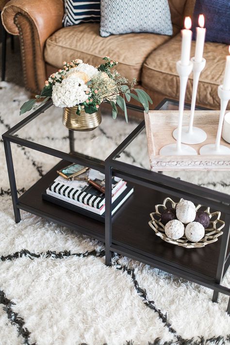 Gorgeous Living Room!! Could use the candlesticks deb gave me and spray paint them white to recreate this Ikea Side Table, Hemma Diy, Coffee Table Styling, Living Room Decor Apartment, Room Tour, Decorating Coffee Tables, Apartment Living Room, A Living Room, Table Style