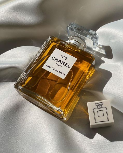 𝐋𝐨𝐫𝐢𝐧𝐝𝐚 𝐕𝐨𝐠𝐞𝐬 on Instagram: “Happy 100th birthday to one of my most favourite fragrances and perhaps the most recognised fragrance in the world, Chanel No. 5 💛💫…” Chanel 5, Chanel N 5, Chanel No5, Happy 100th Birthday, Stile Blair Waldorf, Chanel Fragrance, Chanel N° 5, Perfume Bottle Design, Perfume Body Spray