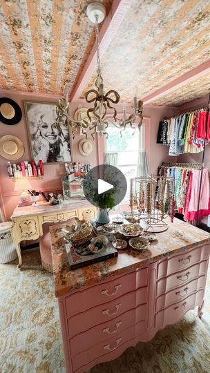 Cozy Vintage Home, Wallpaper On The Ceiling, Walkin Closets Design, Vintage Dressing Rooms, Dressing Room Decor, Dressing Room Closet, Girly Decor, Wallpaper Ceiling, Love Shack Fancy