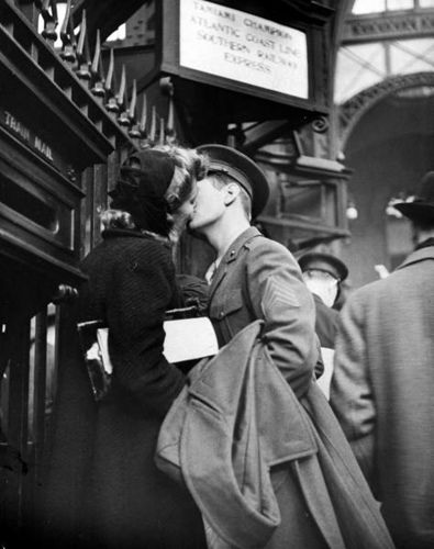 1944 war time kiss by myvintagelove Old Fashioned Love, Penn Station, Alfred Eisenstaedt, Vintage Kiss, Vintage Couples, True Romance, Vintage Romance, Foto Art, Old Love