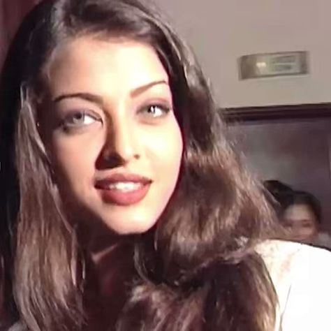 Aishwarya Rai 90s Aesthetic, Aishwarya Rai 90s, 90s Aesthetic Wallpaper, Aesthetic Wallpaper Pink, 90s Bollywood Actress, Vintage Bollywood Aesthetic, 90s Bollywood Aesthetic, 90s Bollywood, Bollywood Outfits