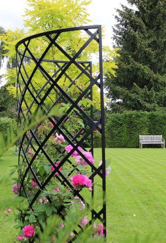 Exedra half round Garden Obelisk. Height 180 cm. Galvanised steel Modern Garden Trellis, Garden Trellis Designs, Standing Garden, Large Trellis, Iron Trellis, Round Garden, Metal Trellis, Contemporary Garden Design, Garden Obelisk