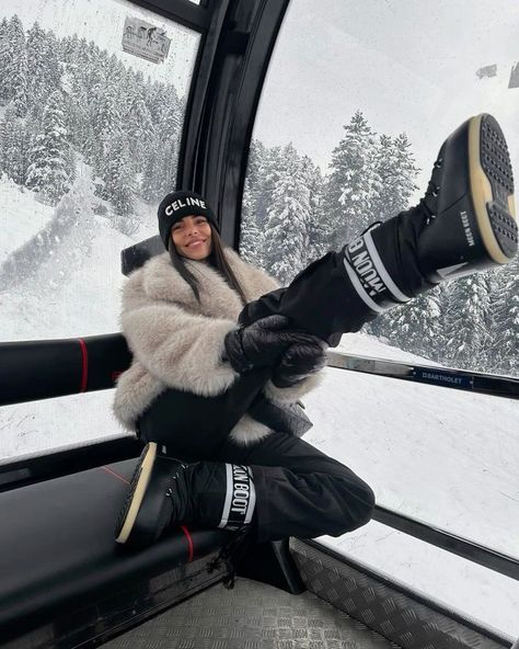 Snowboarding Style Outfits Women, Norway Winter Outfits, Ski Aesthetic Girl, Snow Outfit Aesthetic, St Moritz Aesthetic, Winter Mountain Aesthetic, Moonboot Outfit, Moonboots Outfits, Mountain Outfit Winter