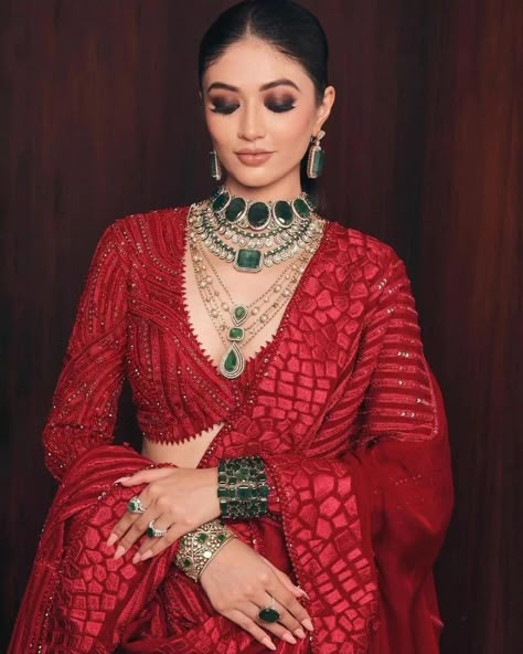 Reception Look Bride Indian Gown, Red Gown Makeup Look, Shaadi Lehenga, Sangeet Dress, Chikankari Blouse, Green Emerald Jewelry, Bridal Choli, Eid 2024, Mekhela Chador