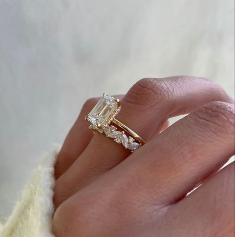 Family Wedding Photos Colors, Wedding Sets Rings Emerald Cut, Fitted Beaded Wedding Dress Sparkle, Ugliest Engagement Rings, Mismatched Engagement Ring And Band, Gold Elegant Engagement Ring, Elegant Classy Wedding Rings, Silver Gold Engagement Ring, Weddings Rings Gold