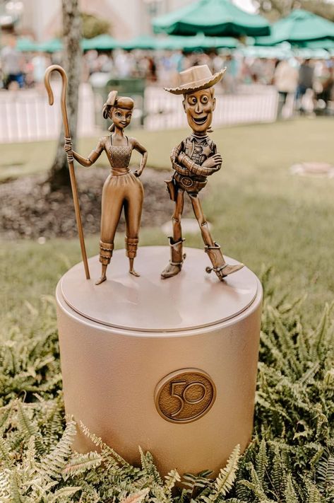 Château Disney, Disney Pfp, Disney Statues, Magic Wallpaper, Disney Parade, Disney 50th Anniversary, Kiddie Rides, Disney World Pictures, Disney World Characters