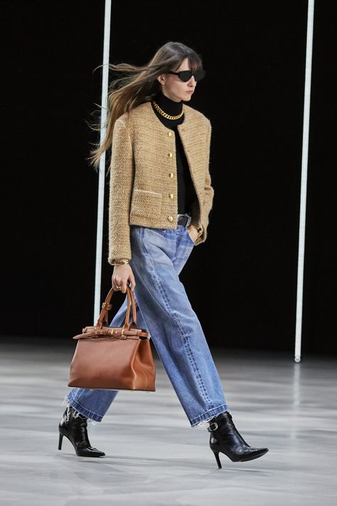 Celine Fall 2022 Fashion Show | The Impression Celine Fashion Show, Celine Fashion, Paris Winter, Winter 2022, Mode Inspo, 가을 패션, Outfits Casuales, Parisian Style, Winter Collection