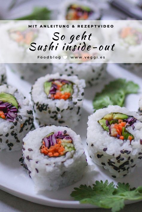 Leckeres Sushi selbst zu machen ist ganz einfach. Ihr benötigt lediglich Nori-Algenblätter, Sushi-Reis und Eure Lieblingszutaten für die Füllung. Doch wie rollt man die super schönen Sushi inside-out? Das geht viel einfacher, als Ihr vielleicht denkt. Hier findet Ihr das Rezept sowie eine gut verständliche Anleitung bzw. ein kurzes How-to-Video zu Sushi inside-out. So gelingt das Sushi-Rollen auf jeden Fall. Los geht's! Inside Out Sushi, Avocado Maki, Tempura Sushi, Sushi Co, Sushi Burrito, Vegetarian Sushi, Dessert Sushi, Bags Inside, Japanese Desserts