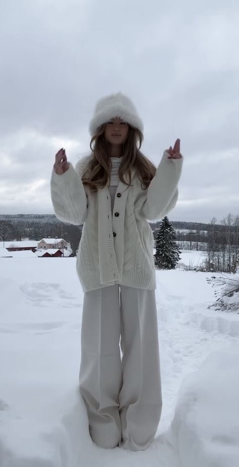 White Fluffy Coat Outfit, White Knitted Cardigan Outfit, Snow Day Outfit Aesthetic, White Fuzzy Sweater Outfits, White Faux Fur Coat Outfit, Sweatshirt Photoshoot Ideas, All White Outfit Winter, White Pants Winter Outfit, White Sweater Outfit Winter