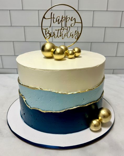 Simple and stunning with layered wave textures 🌟  #goldcake #kupcakekitchen #wantcake #goldcakes #ediblegold #cakeinspiration #cakeart #birthdaycakeideas #birthdayideas #birthdayinspiration #cakedesigner #designercakes #customcakes #cakeporn #cakelove #cakeartist #beautifulcakes #amazingcake #amazingcakes #cakeforhim #cakeforher #cakeforwomen #cakeformen #cakefordad #cakeformom #cakeforhusband #cakeforwife #santaclarita #santaclaritavalley Birthday Cake Text Ideas, Blue White And Gold Cake, 50 Years Birthday Cake, Birthday Cake For Father, Wave Cake, Cake Designs For Boy, Cake Design For Men, Cake For Husband, Birthday Cake For Him