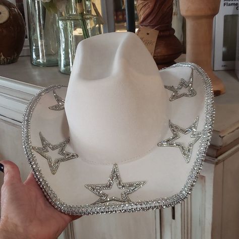 This Is A Beautiful Vibrant White Hat. Its The Hat With Lots Of Rhinestones. It Has Rhinestone Stars On It As Well. Even The Underside Is Full Of Rhinestones. What A Statement Piece. Bling Bling! White Cowgirl Hat With Rhinestones, Bejeweled Cowboy Hat Taylor Swift, White Bedazzled Cowboy Hat, Silver Cowgirl Hat, Decorate Cowboy Hat, Cowboy Hat Ideas, Aesthetic Cowgirl Hat, Bedazzled Cowboy Hat, Decorated Cowboy Hats