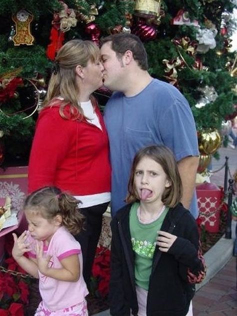 Awkward Family Christmas, Christmas Humor Ecards, Funny Poses, Awkward Family Photos, Family Christmas Pictures, Christmas Family Photos, 웃긴 사진, Poses References, Family Humor